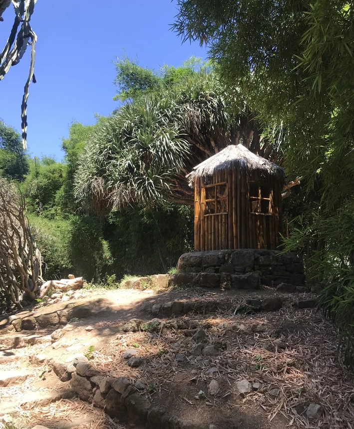 Die Bambushütte an der Laguna im Botanischen Garten von Palermo