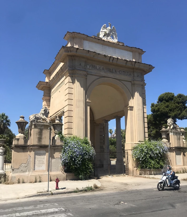 Blick auf den Poticus der Villa Giulia in Palermo