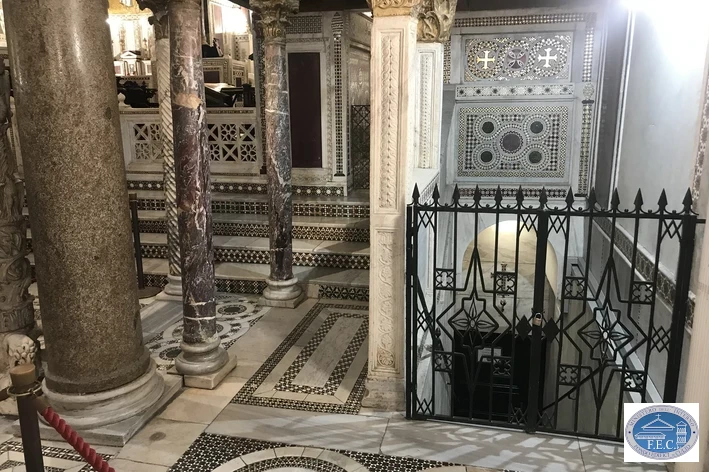 Eingang zur unterirdichen Krypta in der Capella Palatina
