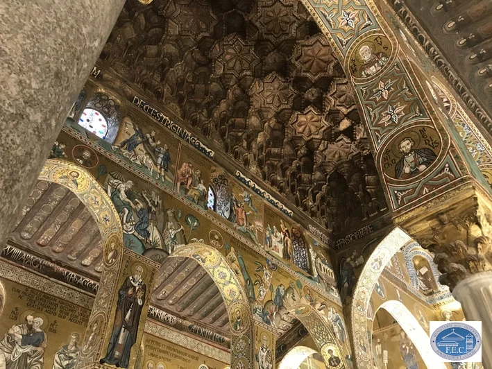 Blick auf die wabenförmige Holzdecke in der Capella Palatina