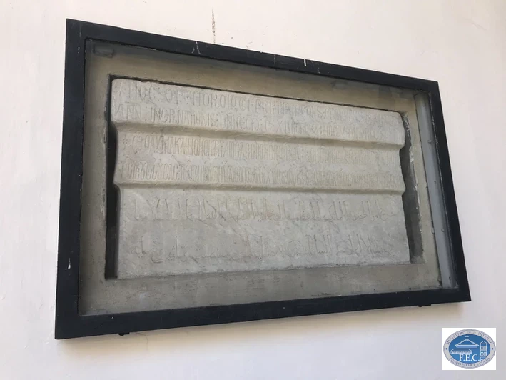 Marmorblock mit dreisprachiger Inschrift im Palazzo Reale