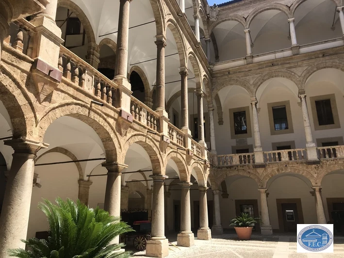 Der Innenhof im Palazzo Reale mit seinen Säulengängen