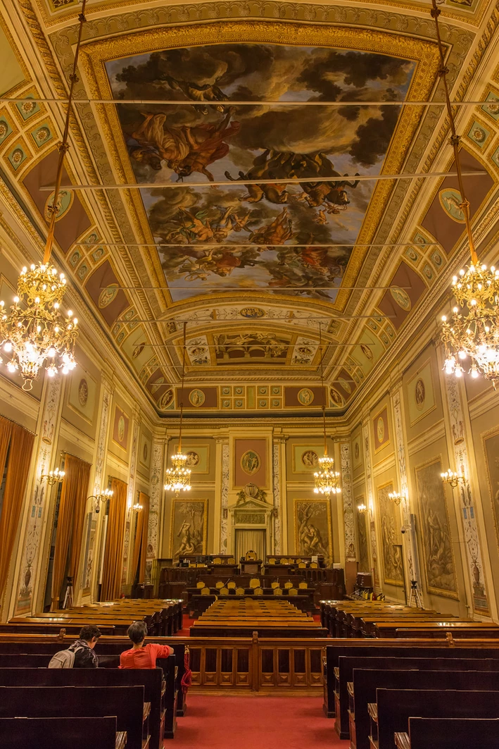 Der Sitzungssaal des Parlaments im Palazzo Reale
