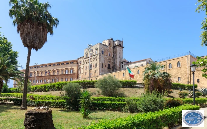 Der Palazzo Reale mit dem Park der Villa Bonanno im Vordergrund