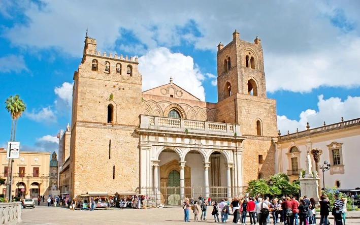 Blick auf die Außenfassade vom Dom von Monreale