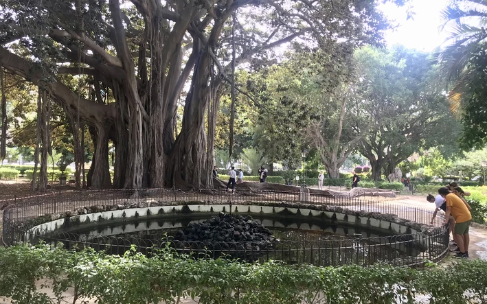 Blick auf den Brunnen im Zentrum der Parkanlage Giardino Garibaldi
