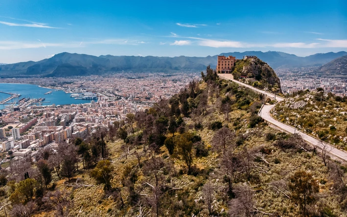 Blick auf das Castello Utveggio mit Palermo im Hintergrund
