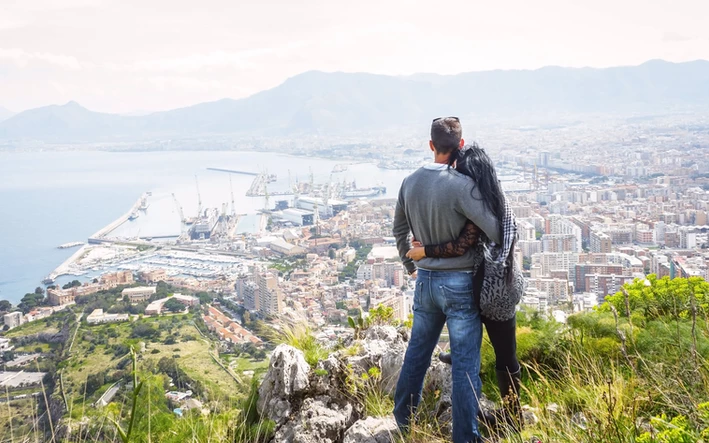 Paar genießt den Ausblick von der Spitze des Monte Pellegrino