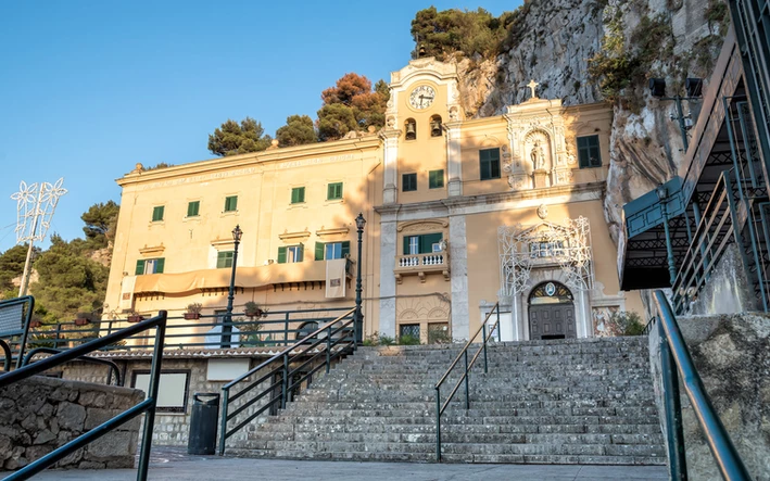 Eingang zur Santuario di Santa Rosalia auf dem Monte Pellegrino