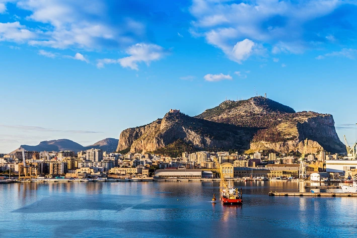 Blick auf den Monte Pellegrino von Palermo aus