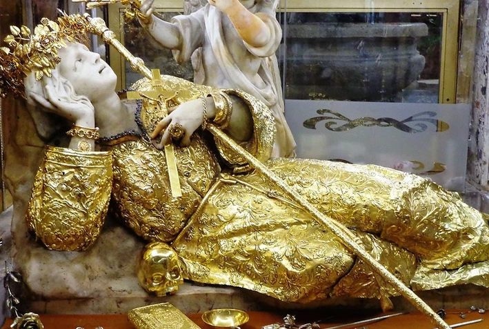 Statue der heiligen Rosalia im gläsernen Schrein