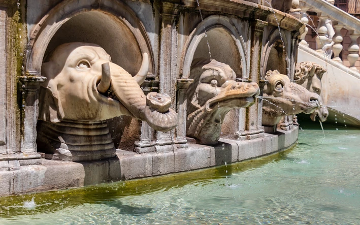 Wasserspiel aus tierischen und mystischen Figuren