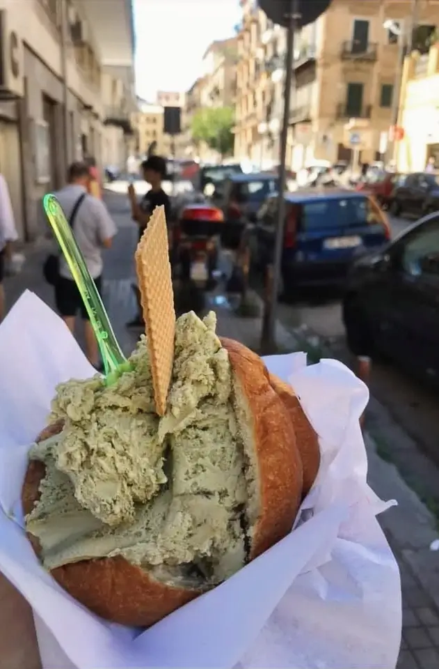 Milchbrötchen mit Pistazien Eis 