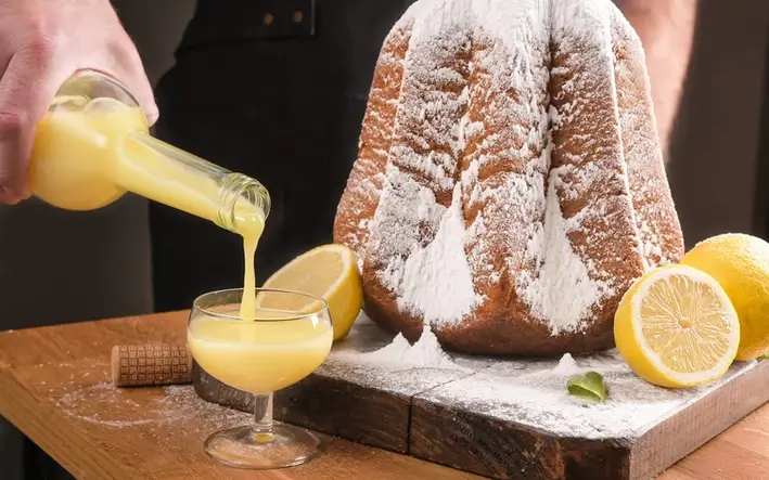 Limoncello wird zu einem Kuchen gereicht
