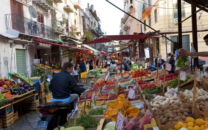 Obst und Gemüse Stand auf dem Markt Il Capo