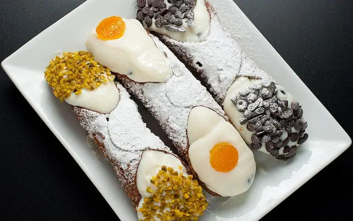 Frittiertes sizilianisches Gebäck mit Ricottafüllung 