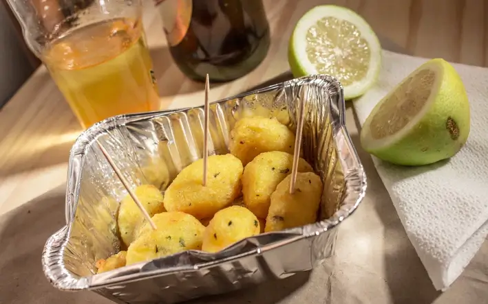 Schale mit sizilianischen Kartoffelkroketten