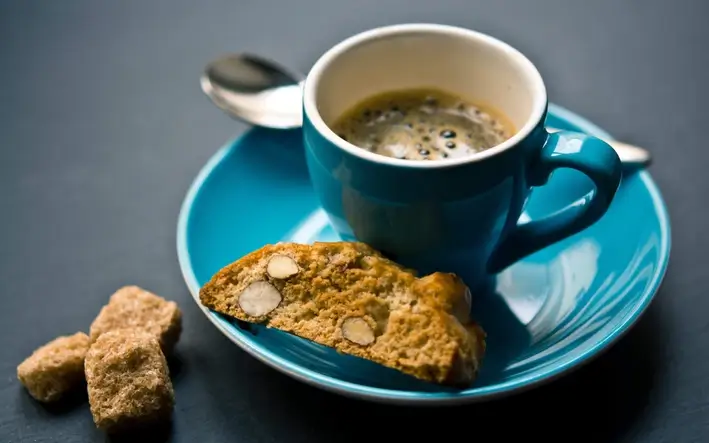 Espresso in einer blauen Tasse