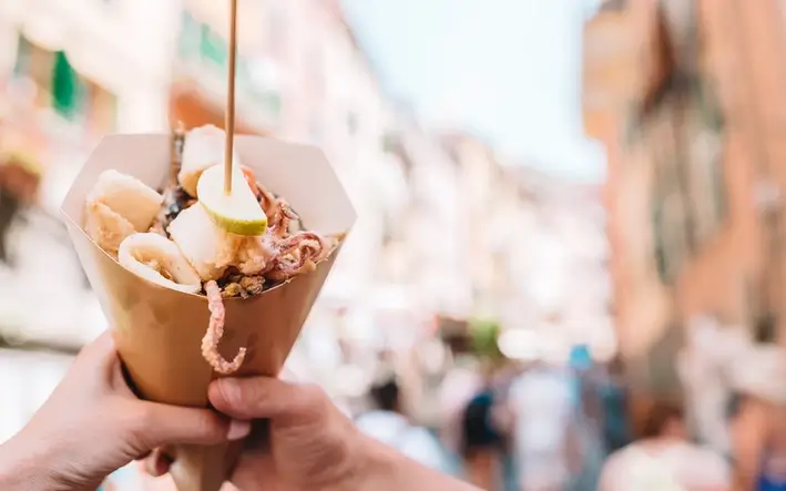 Tüte mit frittierten Meeresfrüchten