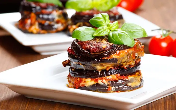 Teller mit Parmigiana di Melanzane