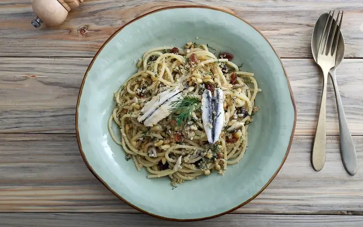 Nudeln mit frittierten Sardinen, Fenchel, Safran und Rosinen