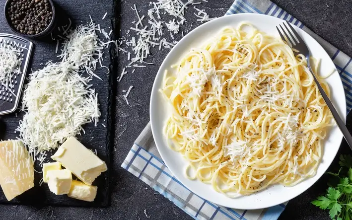 Pasta mit geriebenem pecorino siciliano