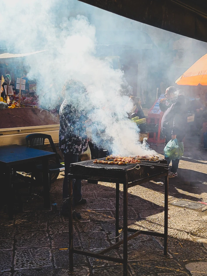 Darmspieße Stigghiola auf einem Grill