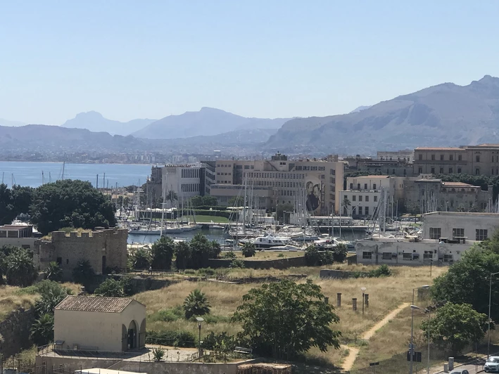 Blick auf das Castello a Mare am Yachthafen von Palermo