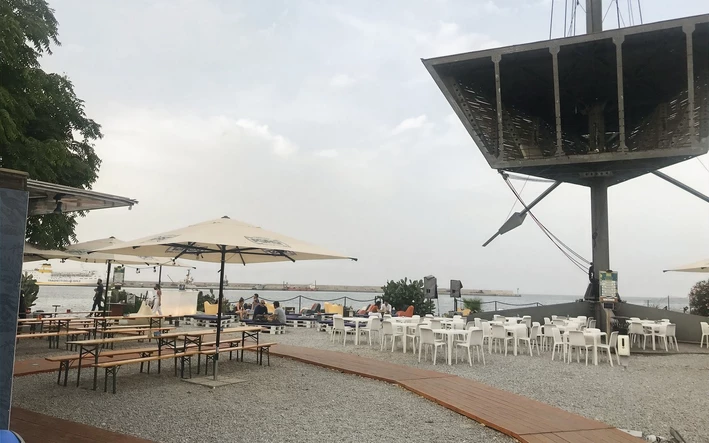 Die Open Air Bar NAUTO mit dem Nautoscopio rechts im Bild