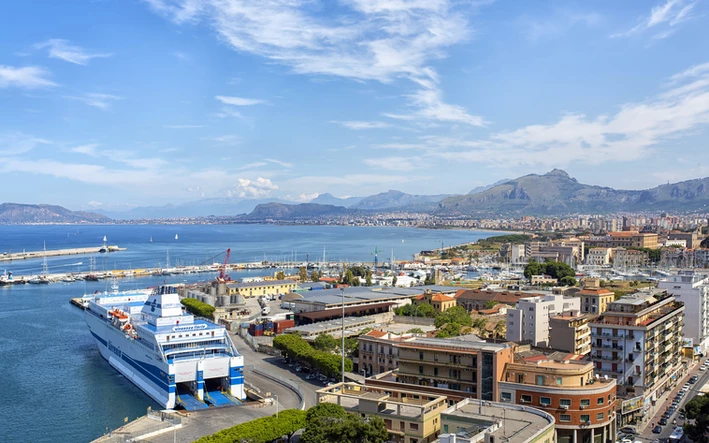 Blick auf den Fährhafen von Palermo