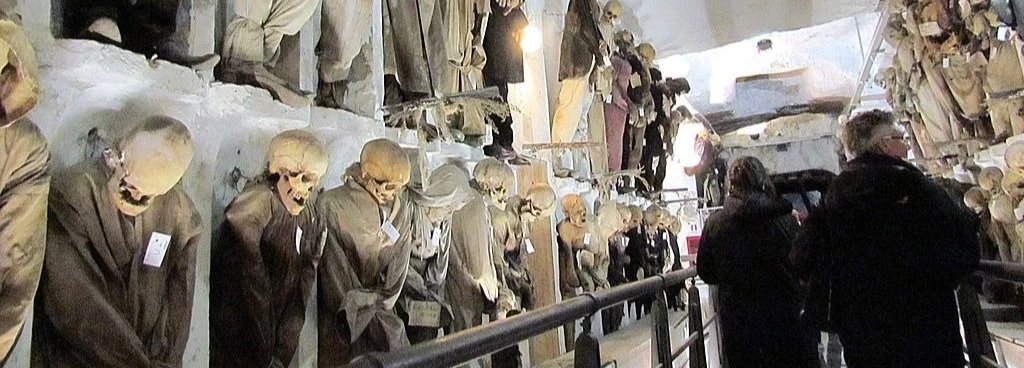 Besucher in der Palermo Kapuzinergruft