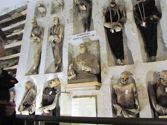 Aufgebahrte Leichnamen entlang der Gänge in der Kapuzinergruft in Palermo