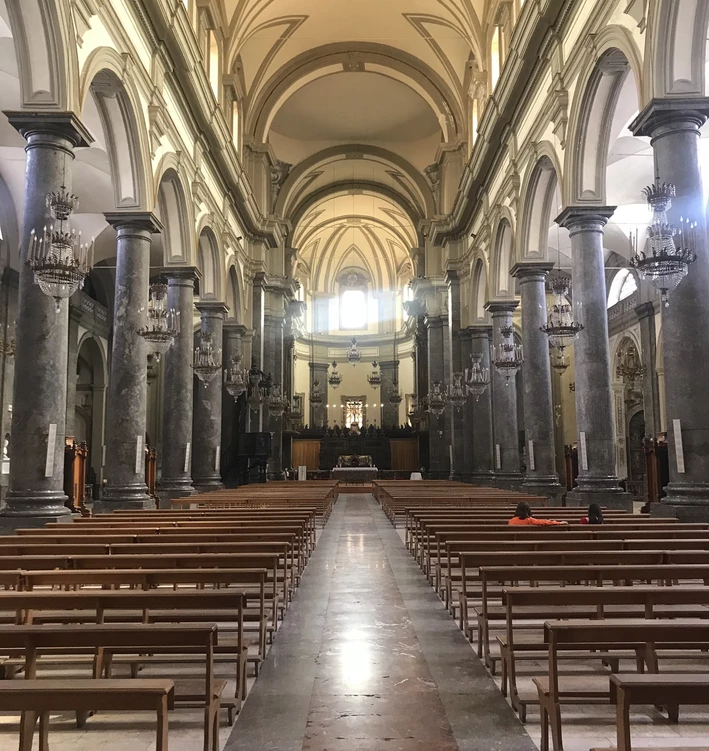 Der Innenraum der Kirche San Domenico mit dem Blick auf den Hauptaltar