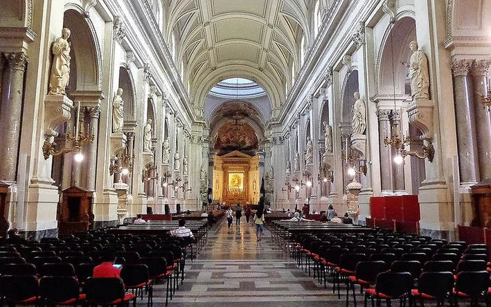 Barock geprägter Innenraum der Kathedrale in Palermo