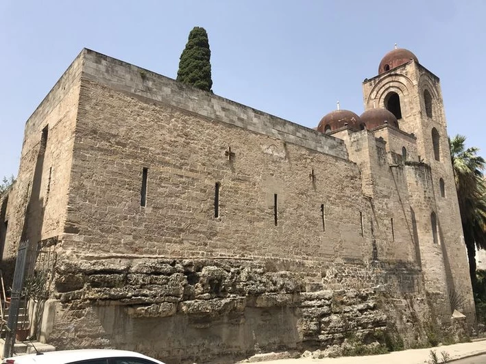 Die Vorderfront der Chiesa San Giovanni Degli Eremiti