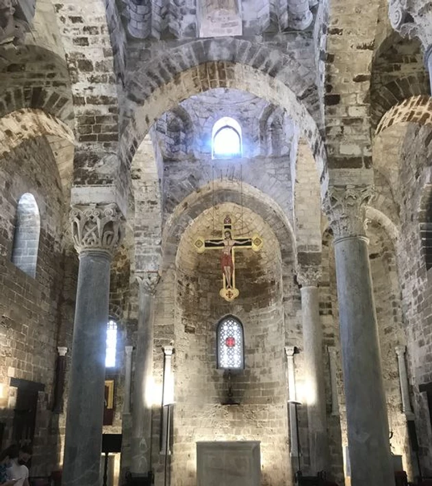 Blick auf den weißen Altar aus Marmor im Mittelschiff der Kirche San Cataldo.