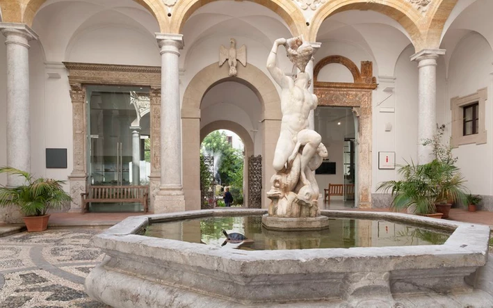 Brunnen im Innenhof vom Museum Antonino Salinas