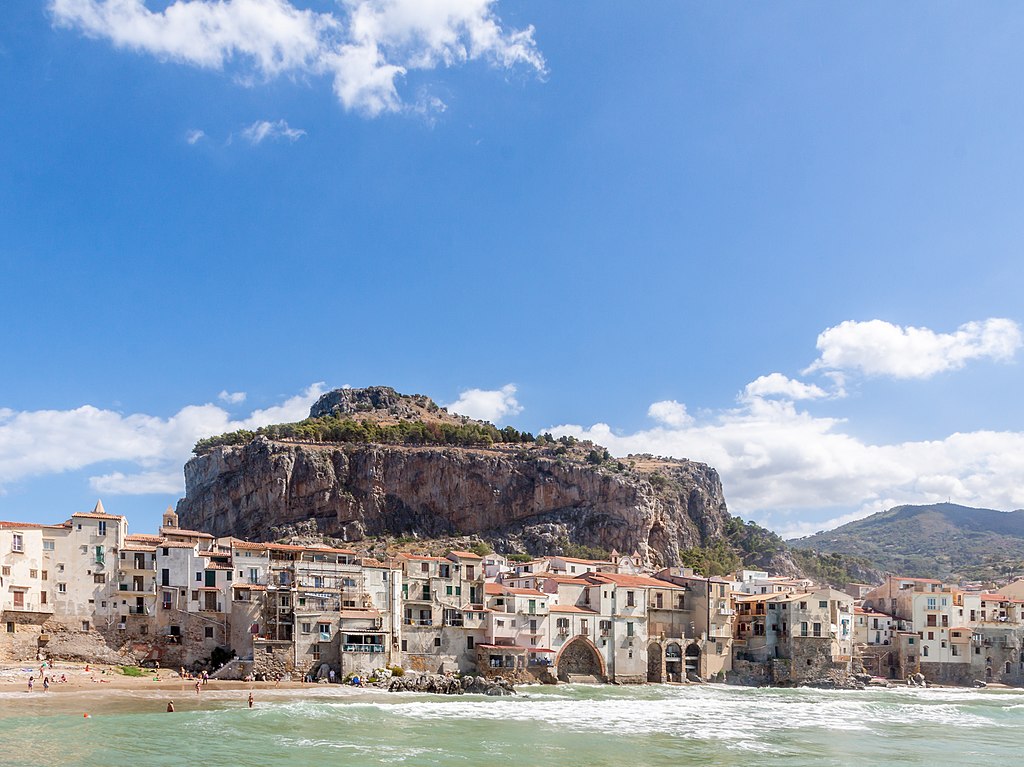 Der Strand von Cefalù mit der Stadt im Hintergrund