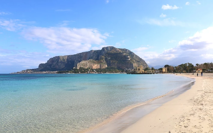 Sandstand von Mondello mit Blick auf den Monte Pellegino