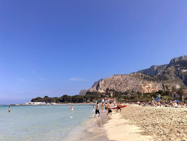 Am Palermo Strand Mondello genießen Badegäste das gute Wetter