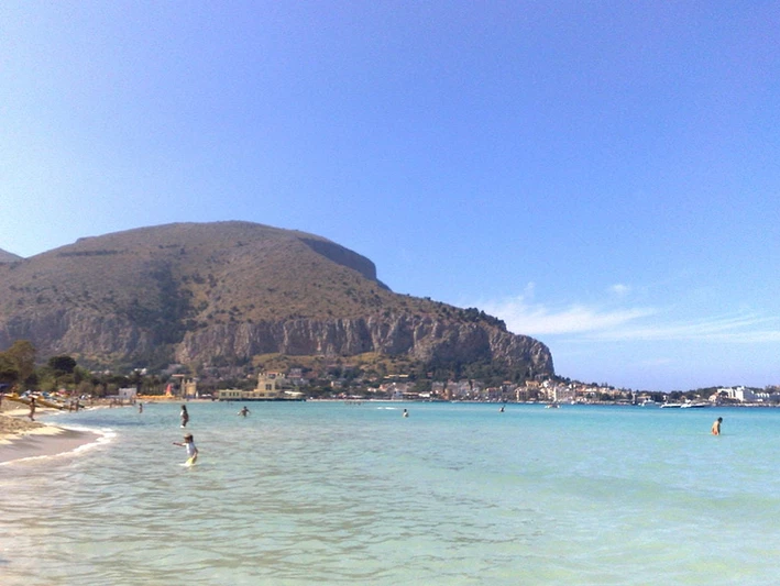 Blick auf den Capo Gallo vom Strand Mondello aus