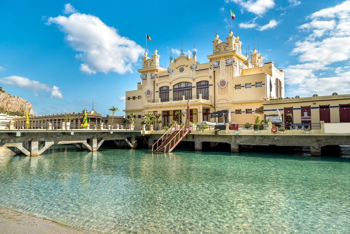 Das Kurhaus von Mondello im Liberty-Stil