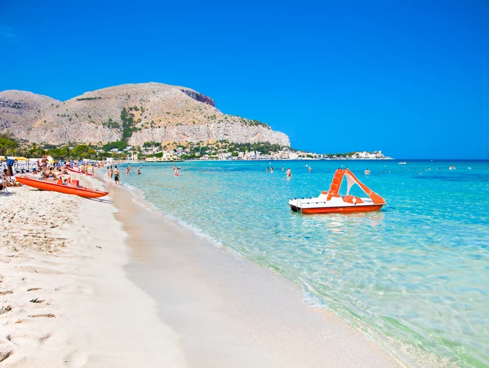 Tretboote in der Bucht von Mondello
