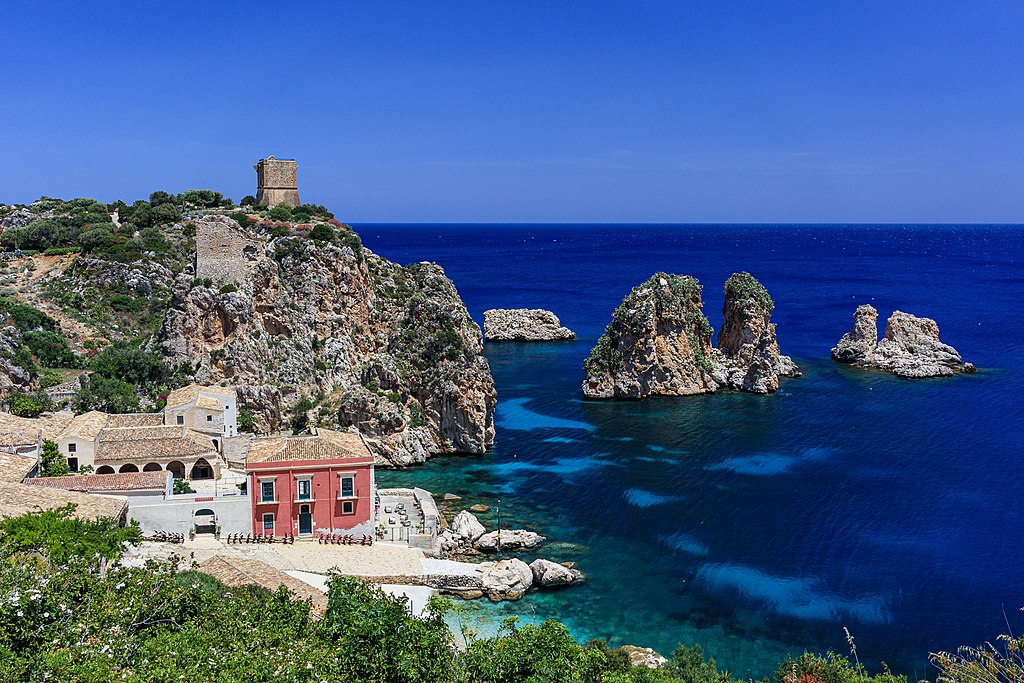 Glasklares Wasser in der Bucht von Scopello