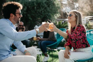 Paar trinkt Cocktails im Palermo Urlaub