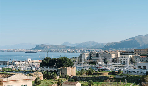 Blick auf den Yachthafen La Cala