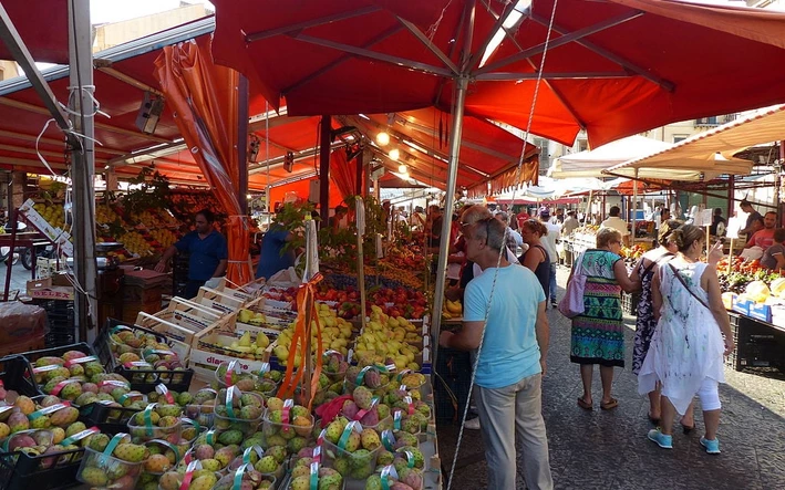 Obststand auf dem Markt Ballarò