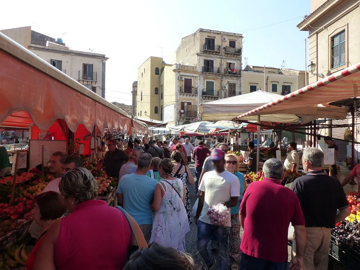 Besucher in den mittelalterlichen Gassen des Marktes Ballarò