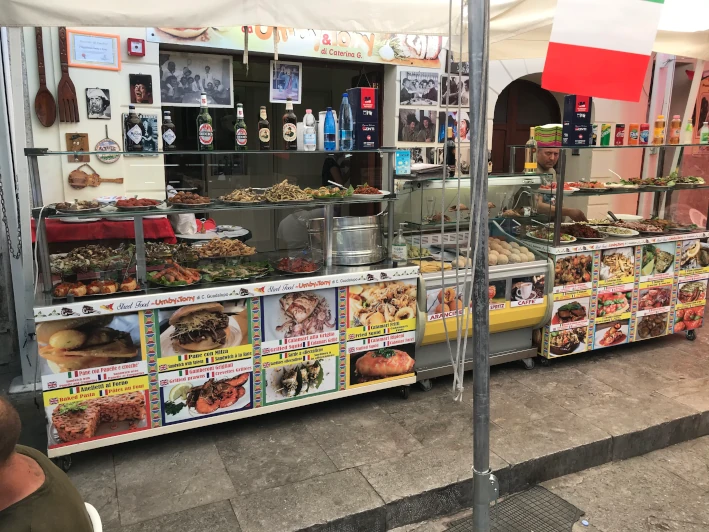 Ein Stand mit Street Food auf dem Markt Ballarò
