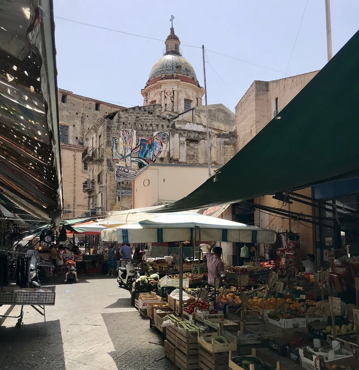 Der Markt Ballarò mit einer Kirche im Hintergrund
